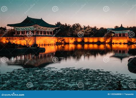 Anapji Pond! A Symphony of Water and Reflections Intertwined with Nature's Serene Embrace