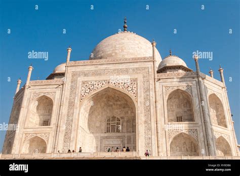  Shah Jahan's Mausoleum at Agra - A Mughal Masterpiece Steeped in Love and Loss!